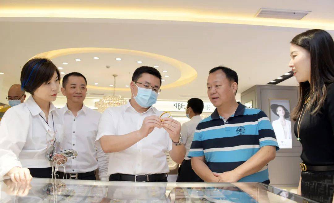 在李朗国际珠宝产业园和水贝万山珠宝文化产业园,沈志攀一行深入园区