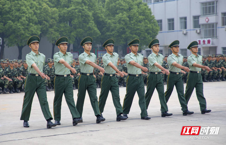 组图丨横成行竖成列 直击武警湖南总队新兵团队列会操现场_训练_作风