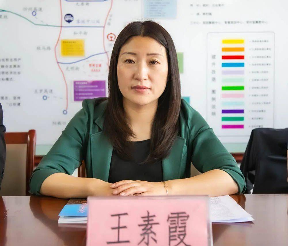 智慧生活报社总编辑张云峰,忻府区副区长王素霞,智慧生活报社副总经理