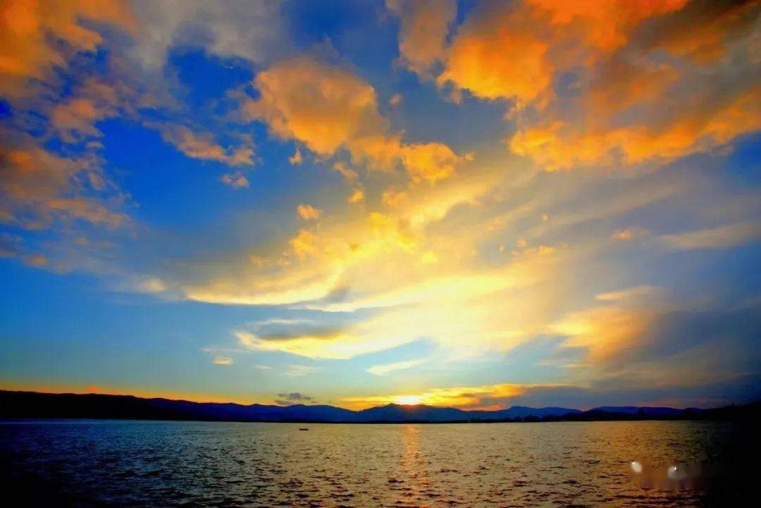 夏日,每当夕阳西下,云南省玉溪市通海县杞麓湖岸铺景叠秀,落日余晖将