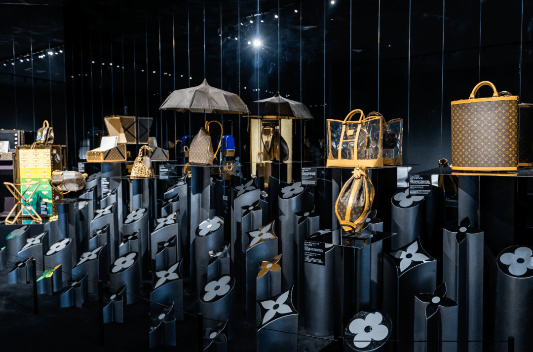 本展厅还陈设建筑师 zaha hadid 打造的手袋雕塑作品和以建筑师 frank