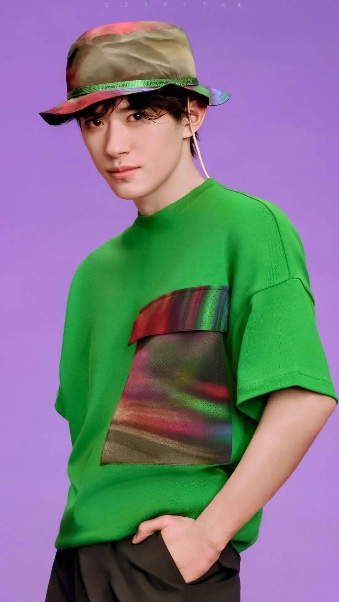 易烊千玺a到爆的瞬间这脱衣服的速度好快