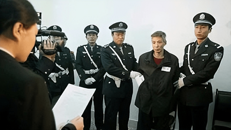 持枪伤警,掌掴港星,14名律师帮忙保命的刘涌,年轻时曾见义勇为_李俊岩