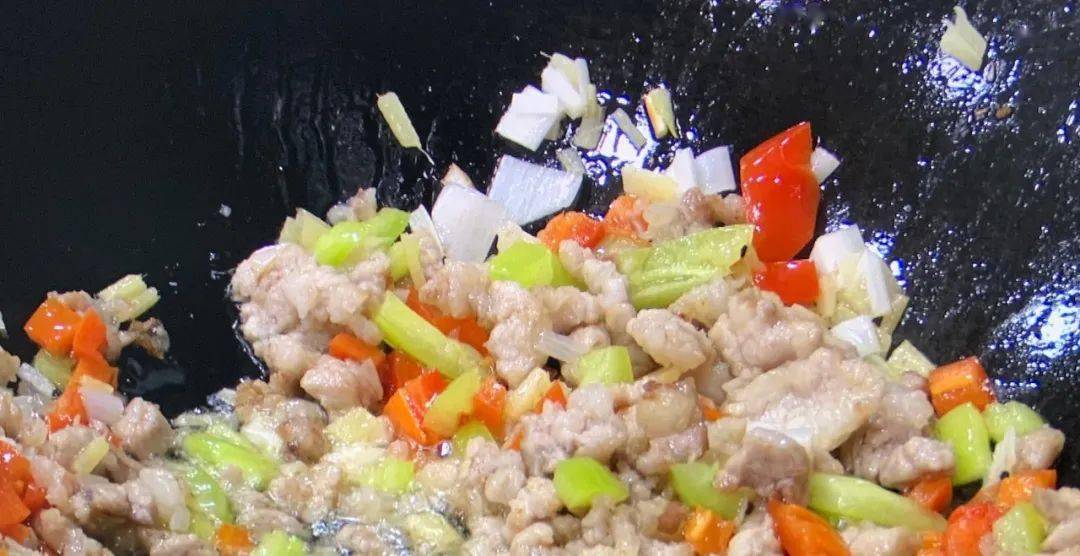 【美食淄博 · 好看更好吃的美味,米炒肉】_粉条_五花肉_香菜