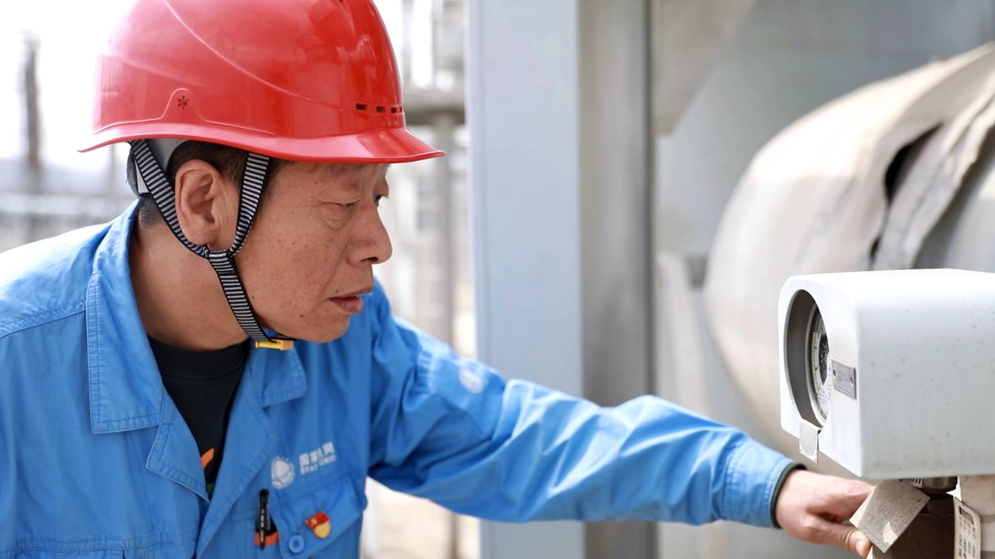 钱建华30余载与电网朝夕相伴半生守护高原温暖光明