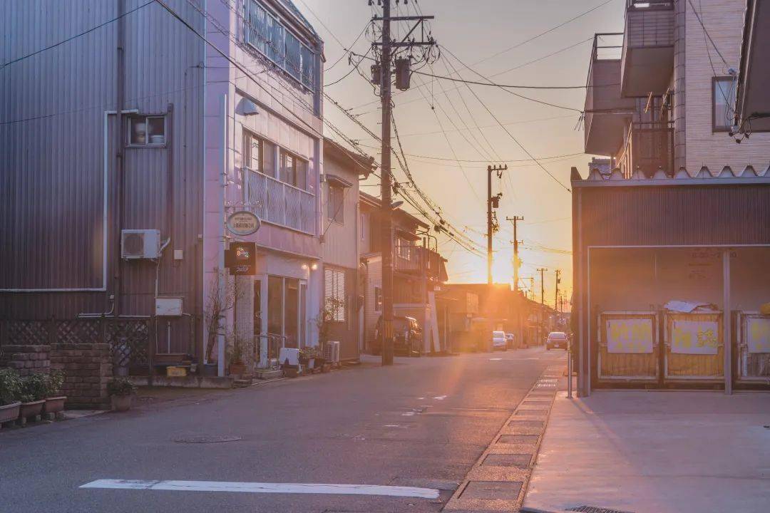 镜头下的日常街景构图简约充满粉嫩色调让人宛如走进新海诚动画场景中