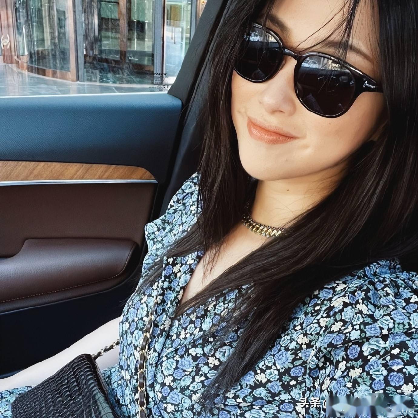 朱珠微博晒出游照穿白色长裙甜笑产后状态超好