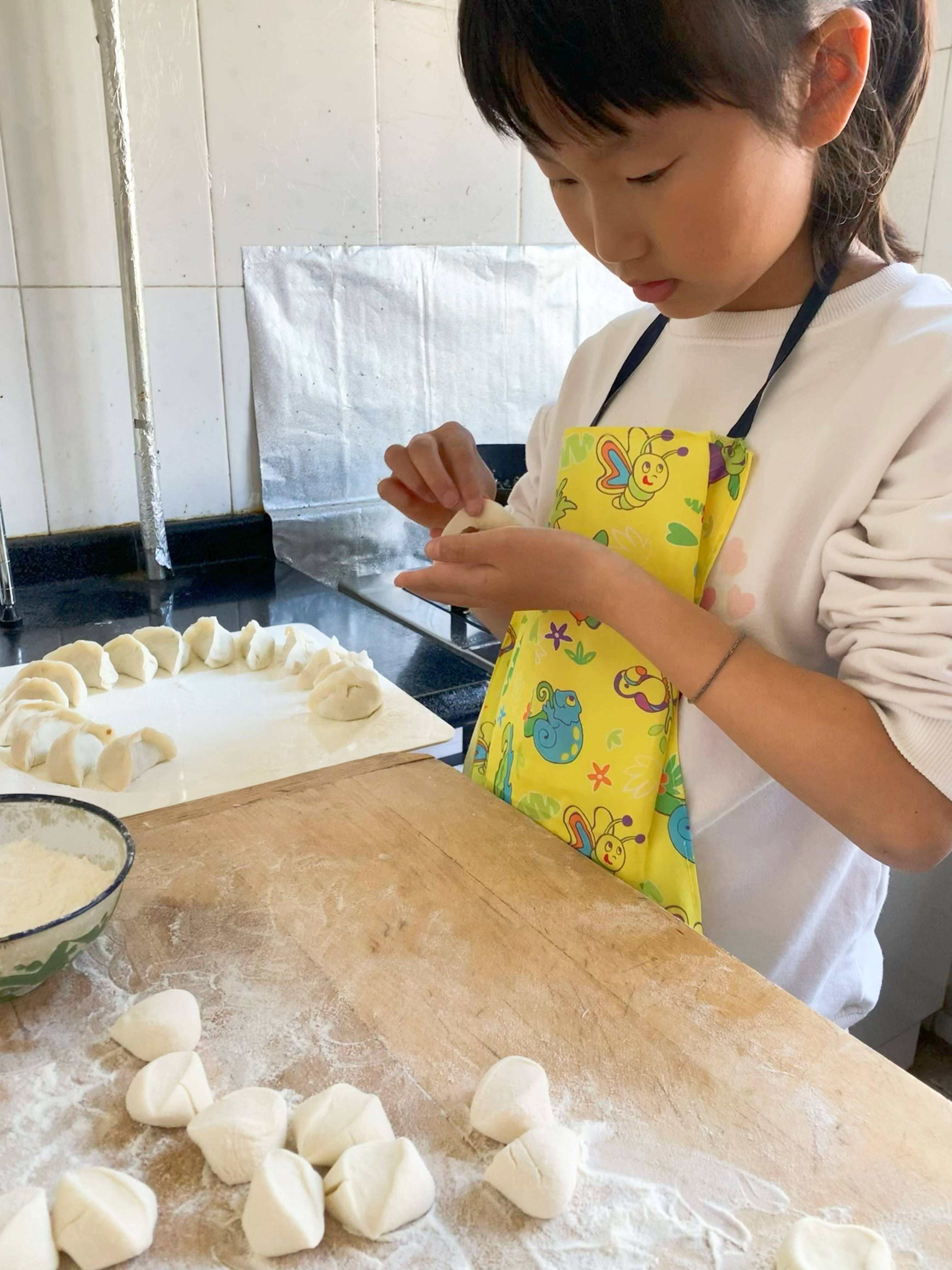 学生在家炒菜图片图片