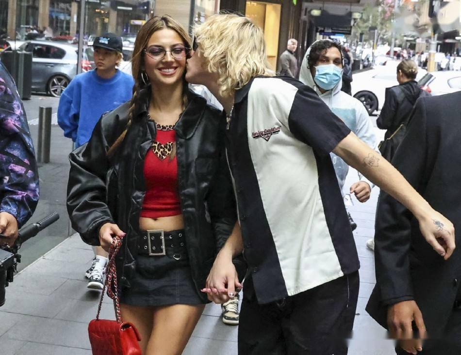 说唱歌手乐洛伊小子与女友外出购物 笑容甜蜜幸福满满_kid_the_悉尼