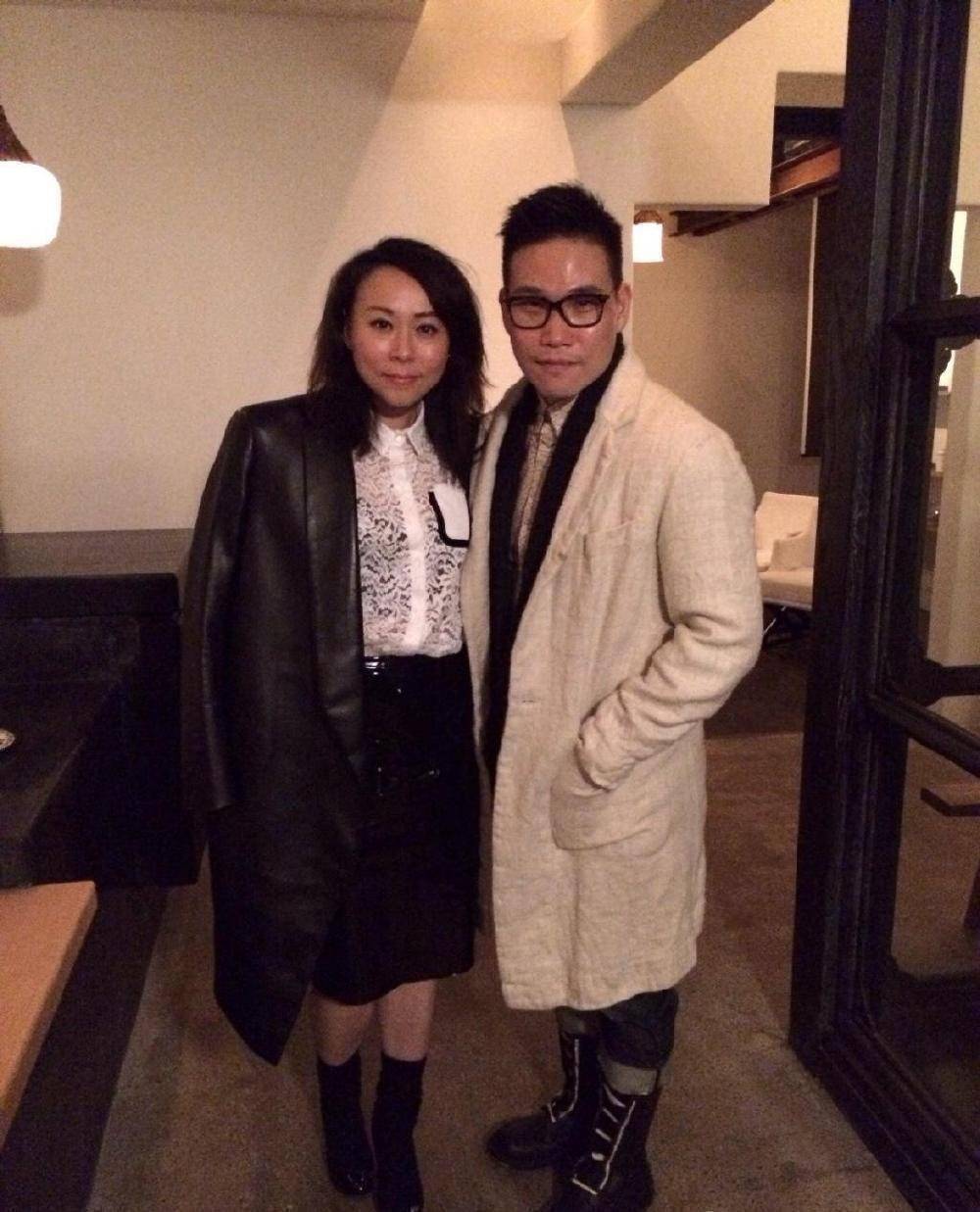 苏永康妻子挺高调的,穿拼接西装配蕾丝内搭,不对称短发好吸睛_气质