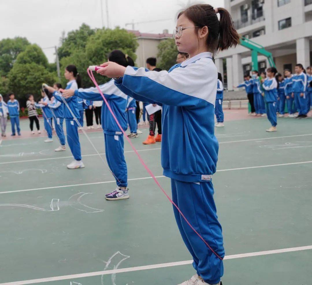 绳采飞扬展风姿衡阳市英发学校小学师生跳绳比赛