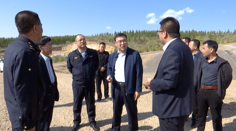 在卓资山镇朝阳街苏计河,王大河听取相关部门就河道