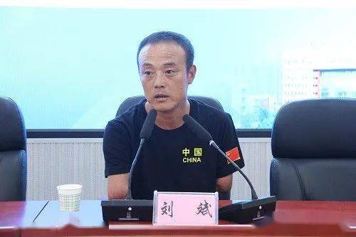 无翅飞翔原型刘斌来市实验中学作励志报告