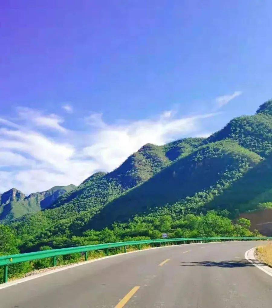 的風景湖光山色盡收眼底途經易水湖隨山道蜿蜒而下從狼牙山一路向北龍