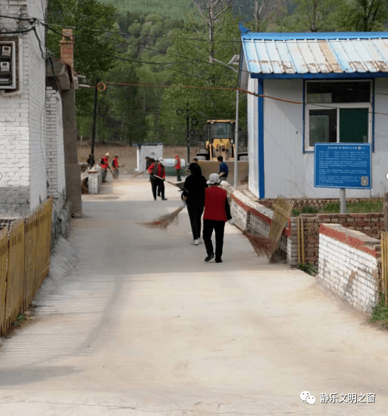 文明实践静乐县杜家村镇东窑村工作队助力人居环境提升