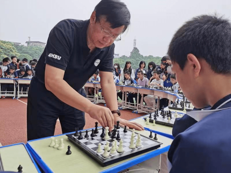 国际象棋特级大师叶江川走进桂林市中小学校掀起对弈热潮