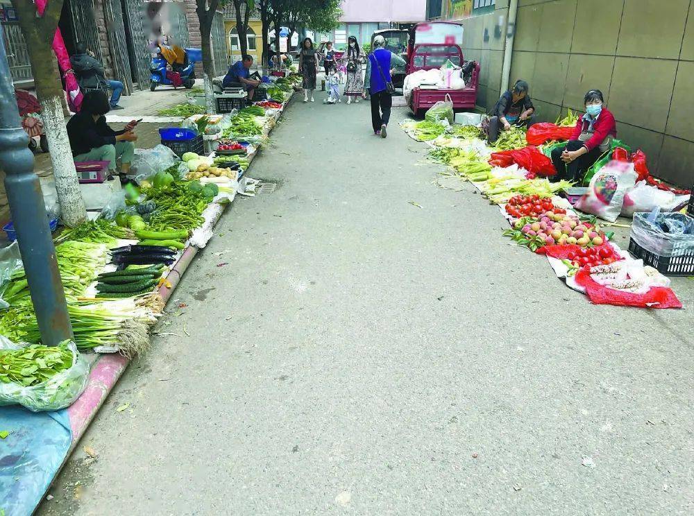 南充商贩摆摊设点这个小区消防通道成了菜市场
