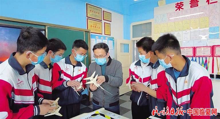 小创客玩转新科技临夏县韩集初级中学机器人创客社团活动见闻