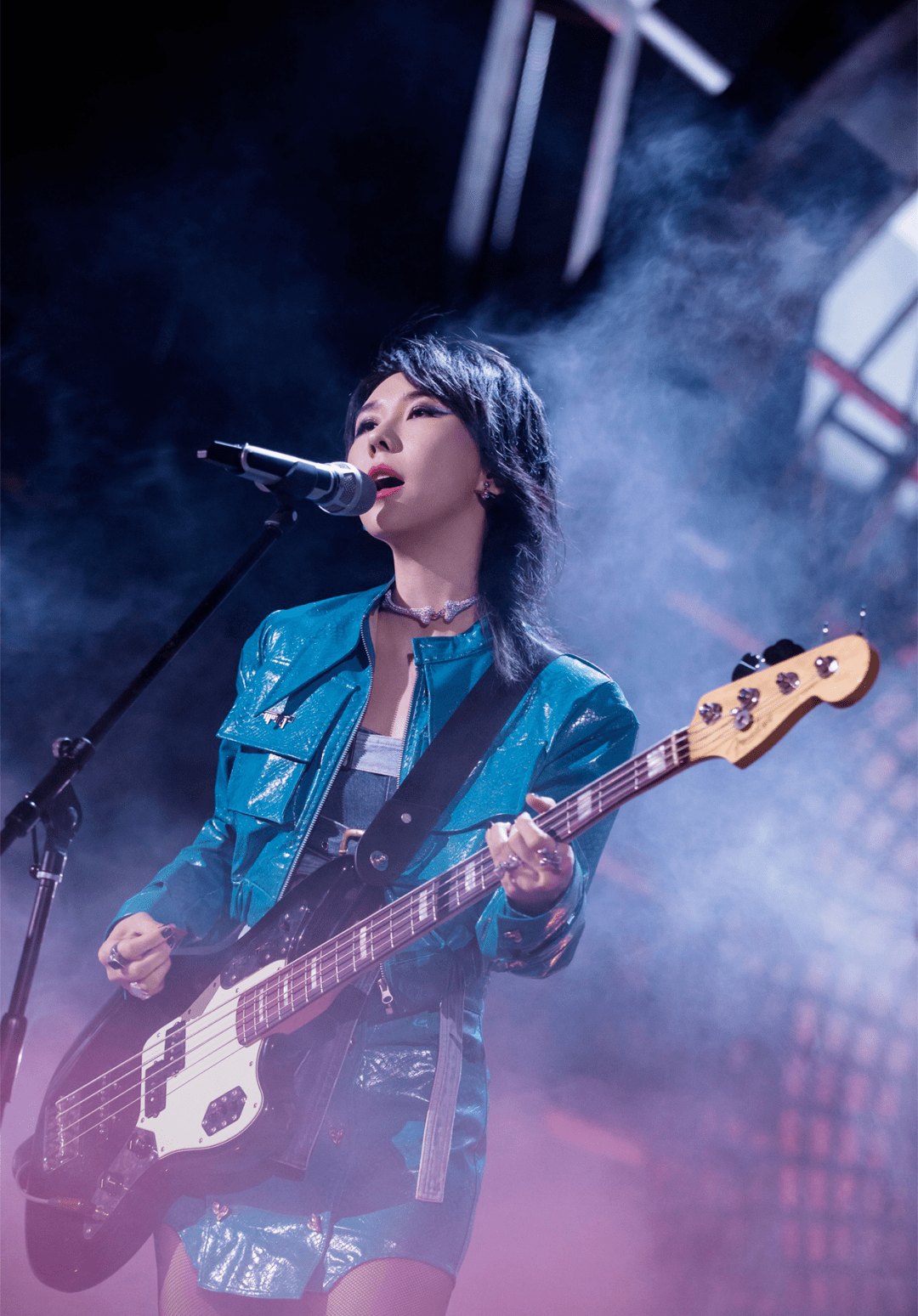 常年被红花彭磊压制,很少有人知道她不仅会划拉贝斯还是"闪星"的主唱