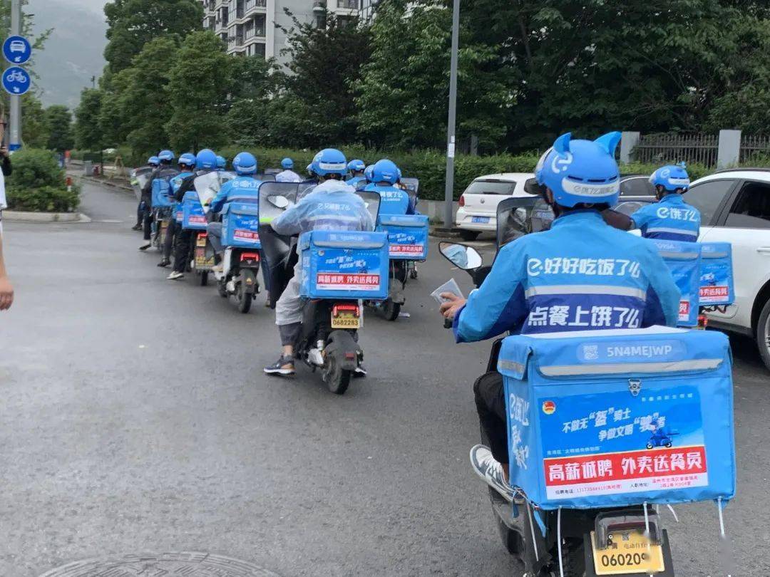 随后,"蓝骑士"们纷纷在自己的外卖箱上贴上此次活动的宣传图——不做
