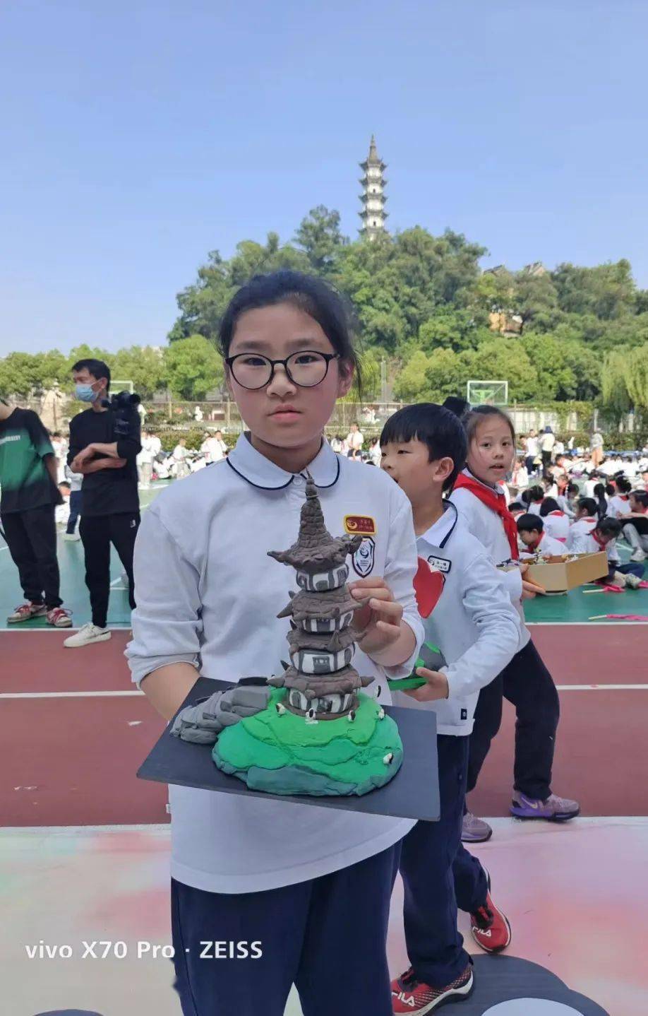 马鞍池小学千余学生同绘巽山胜景