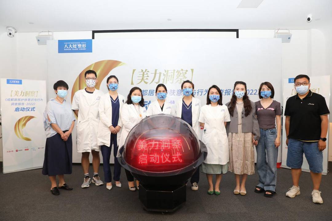 刘国琴,徐飞,张晓彤,罗永华,美容皮肤科住院医师张斌,孙思昊,李冉以及