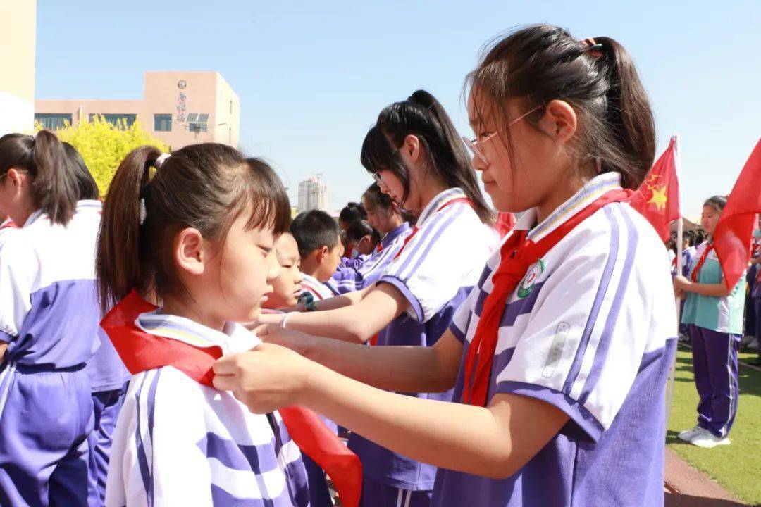 喜迎二十大争做好队员杭锦后旗陕坝小学奋斗小学开展庆六一主题队日