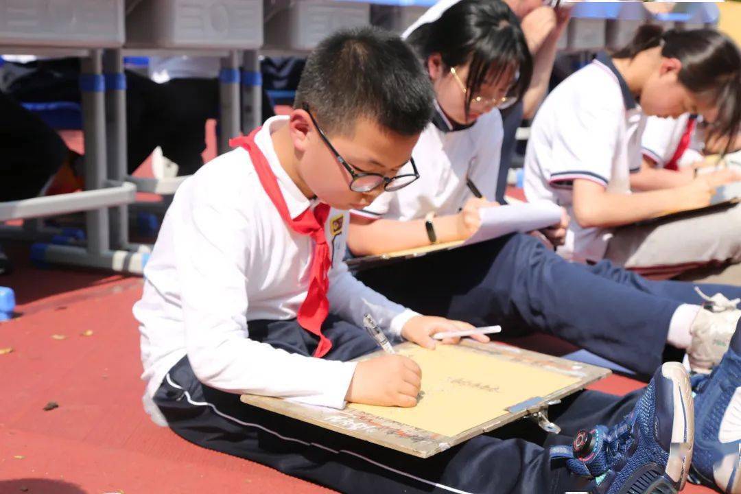 马鞍池小学千余学生同绘巽山胜景