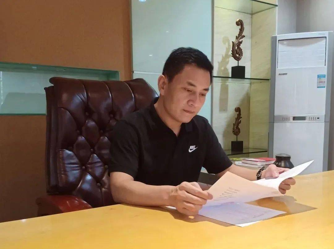 余美强现任犍为怡润文旅集团有限公司董事长,以"实施乡村振兴,助推农