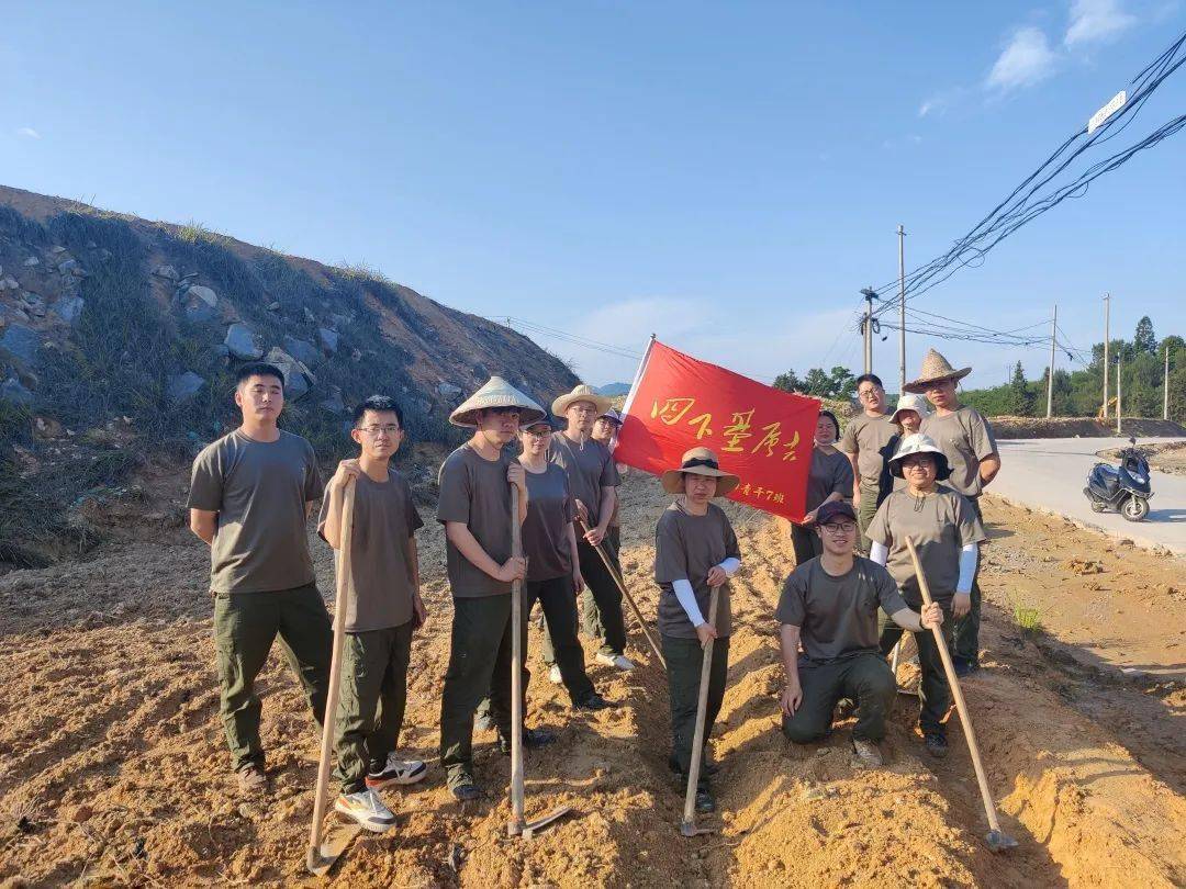 青年干部四下基层实践锻炼田间地头忙农耕乡村振兴谋良策