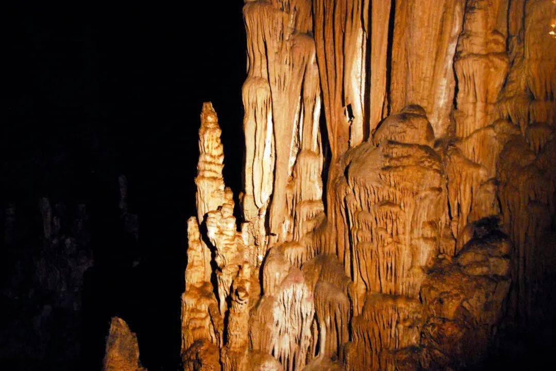 梦幻森林梭山镇黑石大洞从鲁甸县城驱车前往梭山镇黑石大洞,看怪石