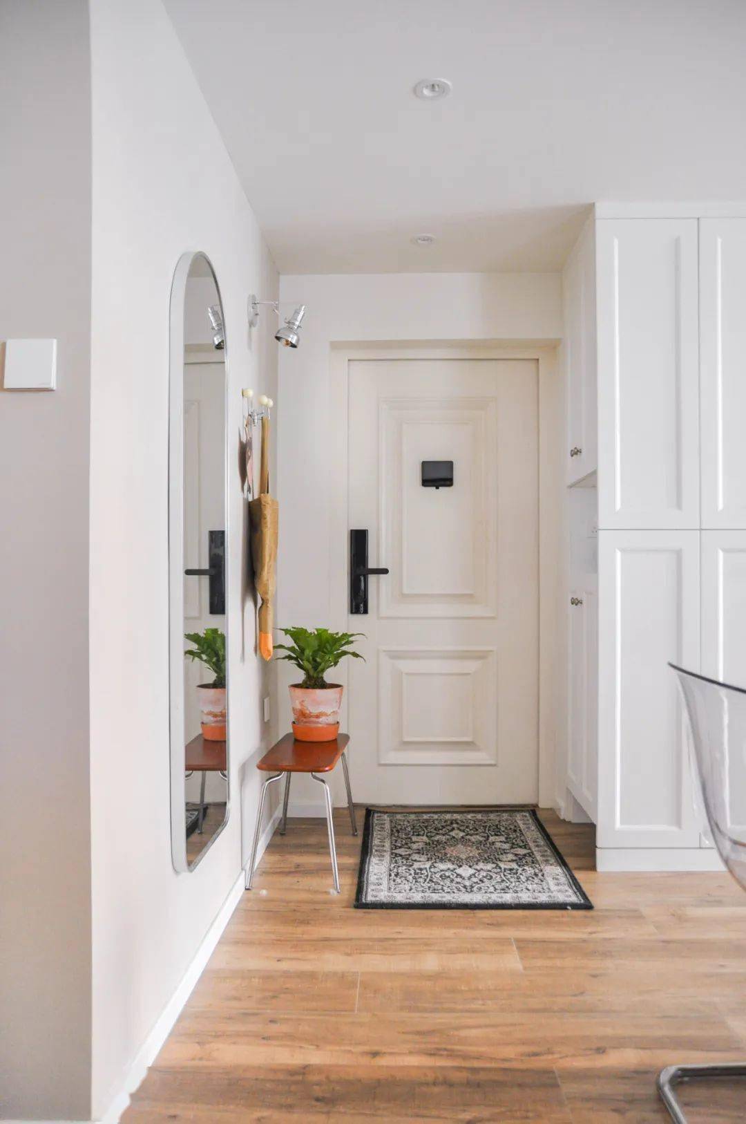 拆除了门口的卫生间作为玄关,鞋柜和洗衣区域;打通餐厅,厨房和客厅,靠