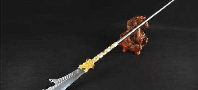 后来恰好被关羽儿子关兴遇上了手持青龙偃月刀的潘璋,两人混战一场