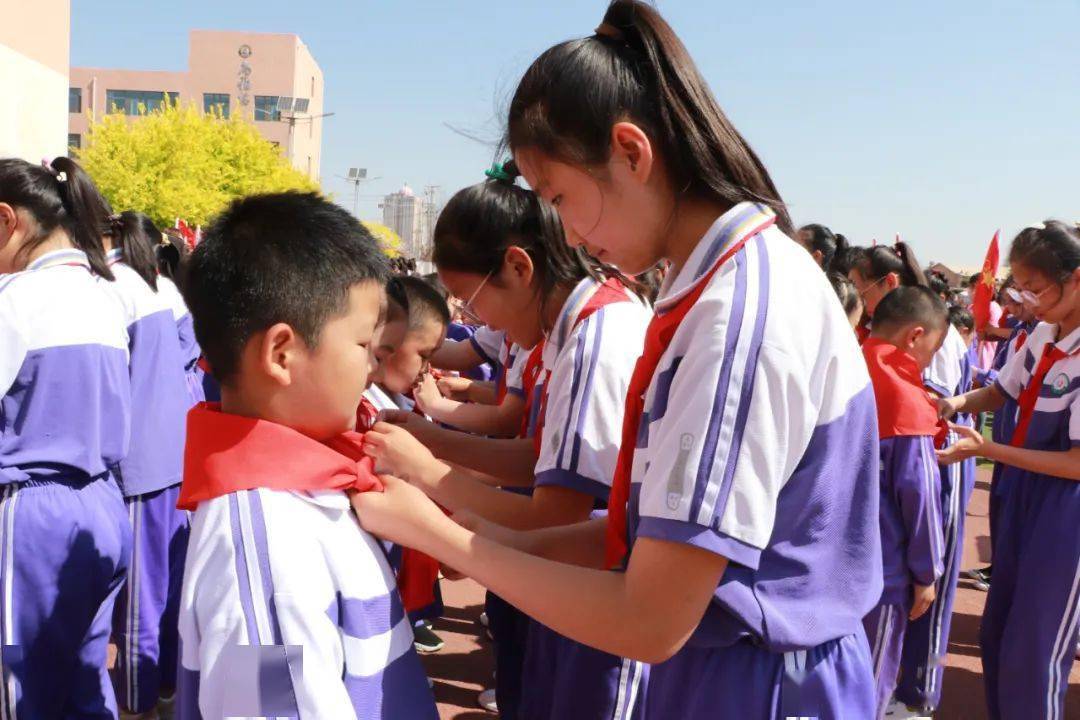 喜迎二十大争做好队员杭锦后旗陕坝小学奋斗小学开展庆六一主题队日