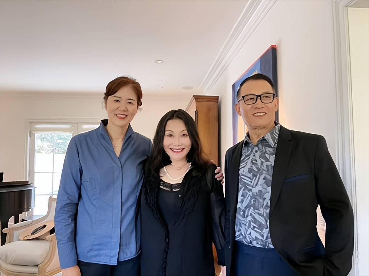 一头红发显年轻,71岁教授老公英俊挺拔_爱凌_王育成_白浪