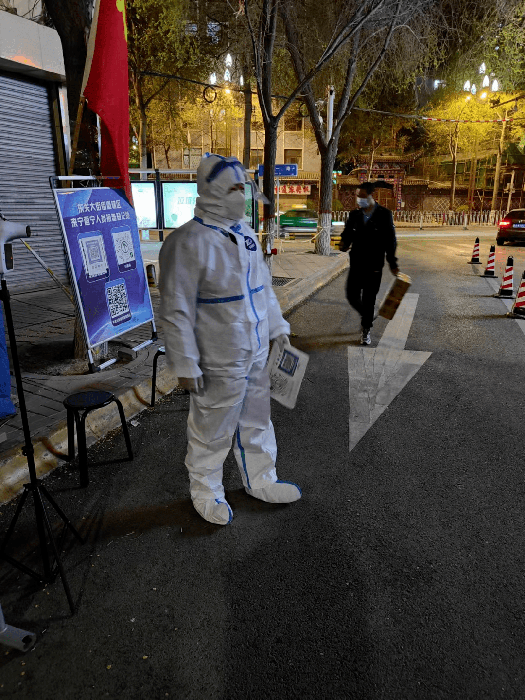 在東關大街街道廣濟路核酸檢測採樣點內,身穿