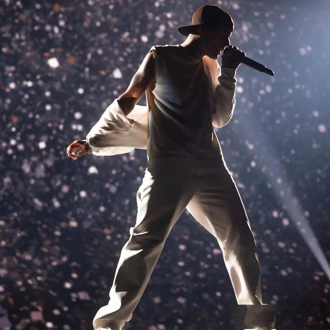 tour制作团队创意总监/制作设计师:nick demoura灯光设计师:nick van