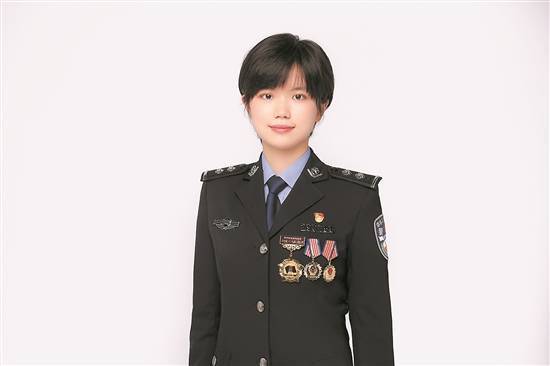 娃娃脸女警守护国门安全