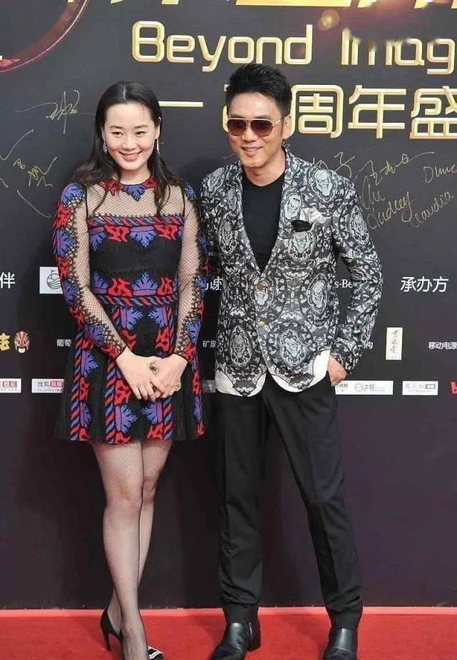 52岁林依轮和妻子同框,妻子搭配网纱长裙优雅风韵,超模气质不减