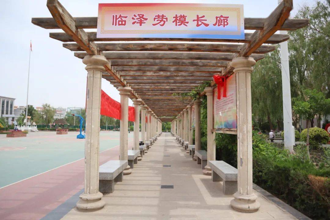 我们的节日红五月临泽县首个劳模长廊在县文化体育中心广场落成