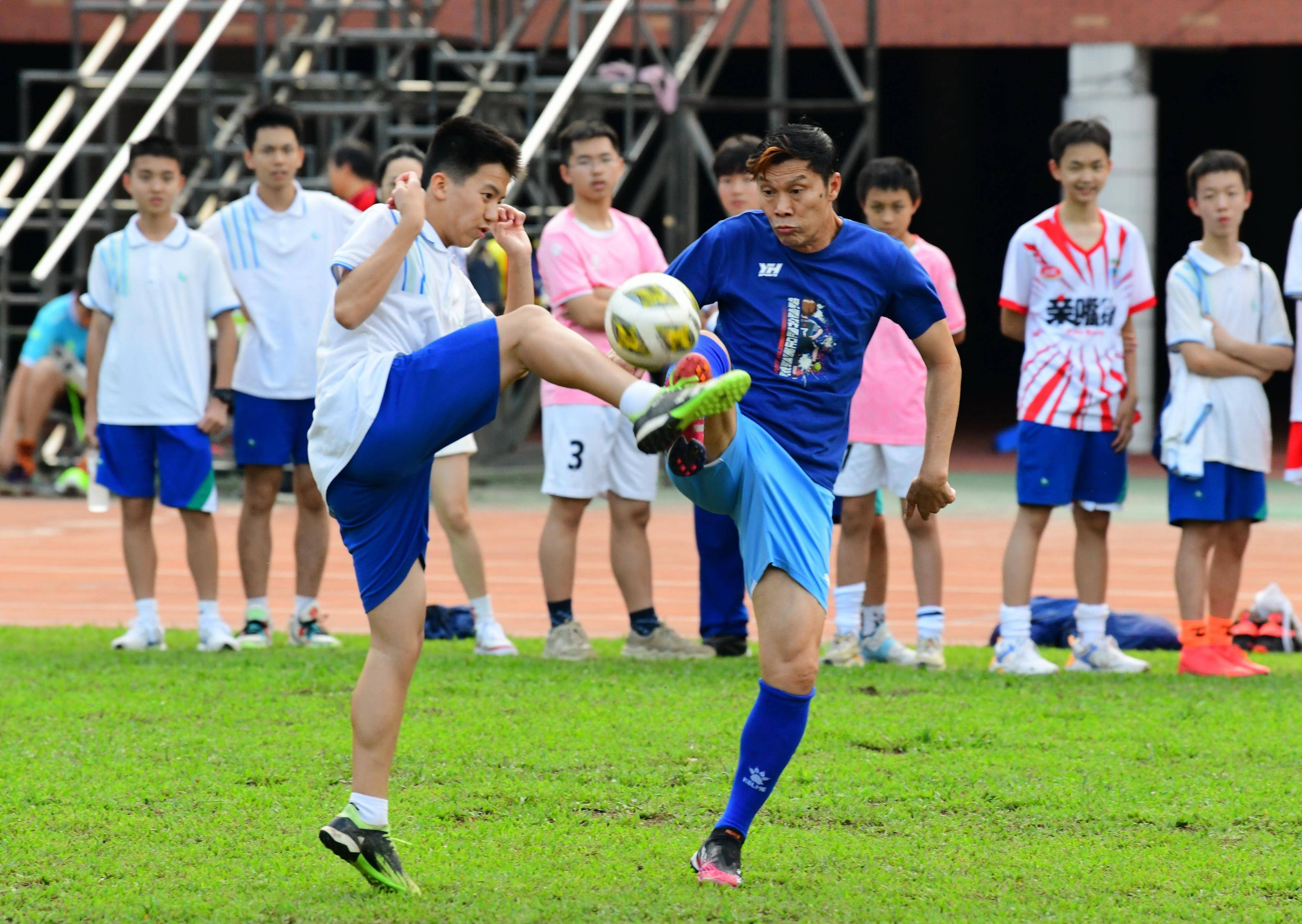 5月25日,广州南方学院番禺附属中学学校2022年度"校长杯"足球赛开锣