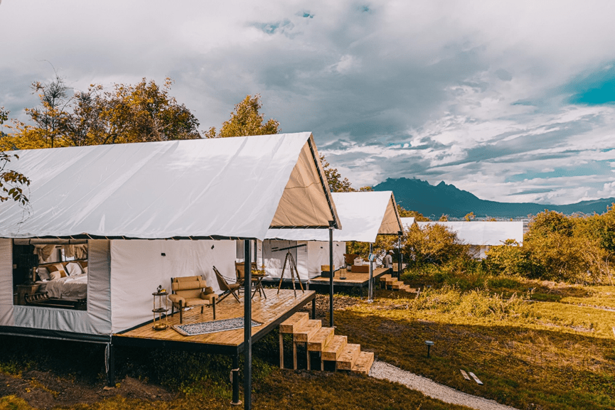 从酒店形态来说,有当前最火爆的房车野奢营地,户外营地酒店,有适合