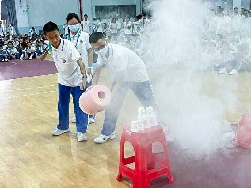 利用压缩空气吹倒杯子▲"空气炮"吹灭蜡烛▲利用"热胀冷缩"原理平