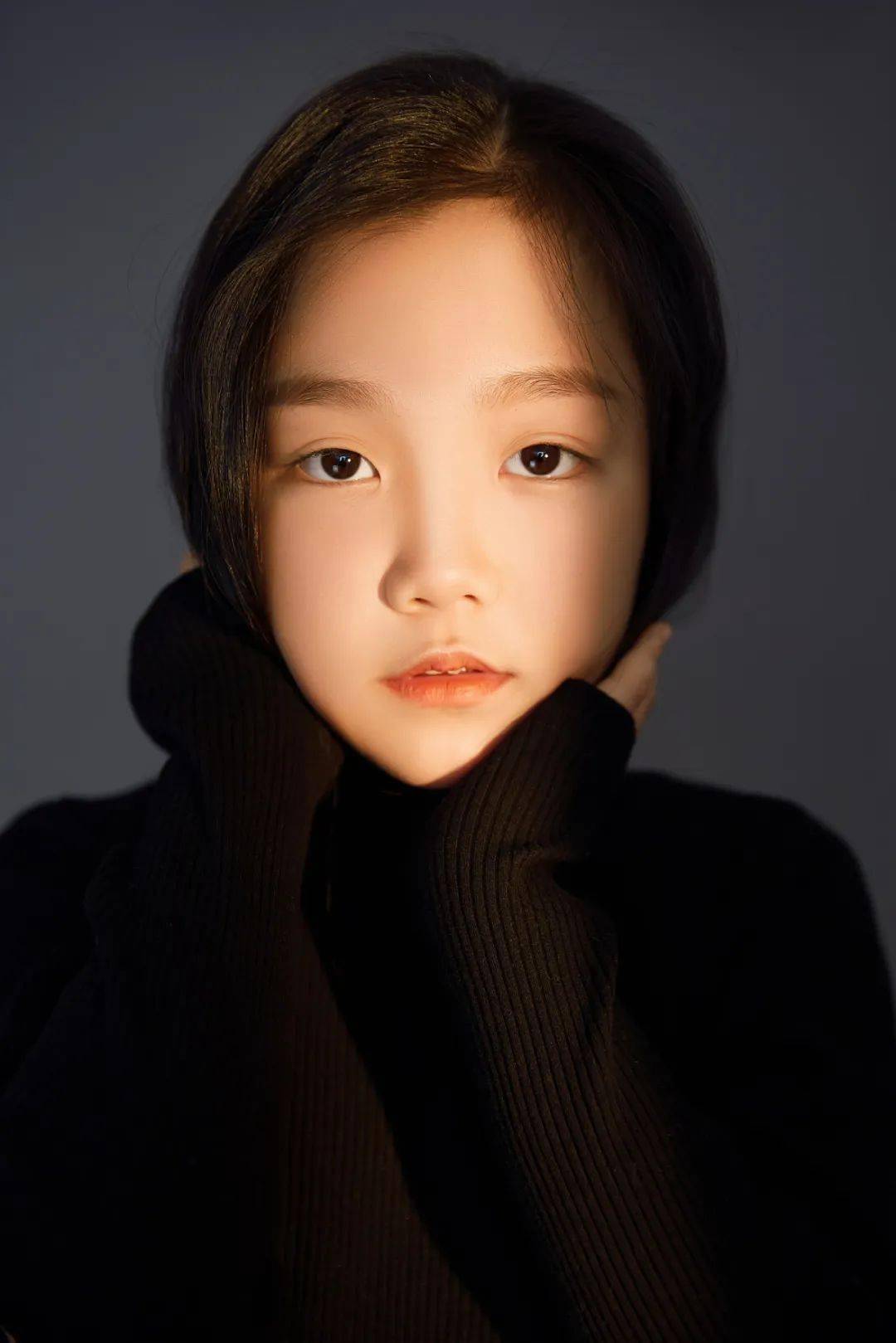 除了射击,李奕萱小朋友还特别喜欢唱歌,她和上期节目