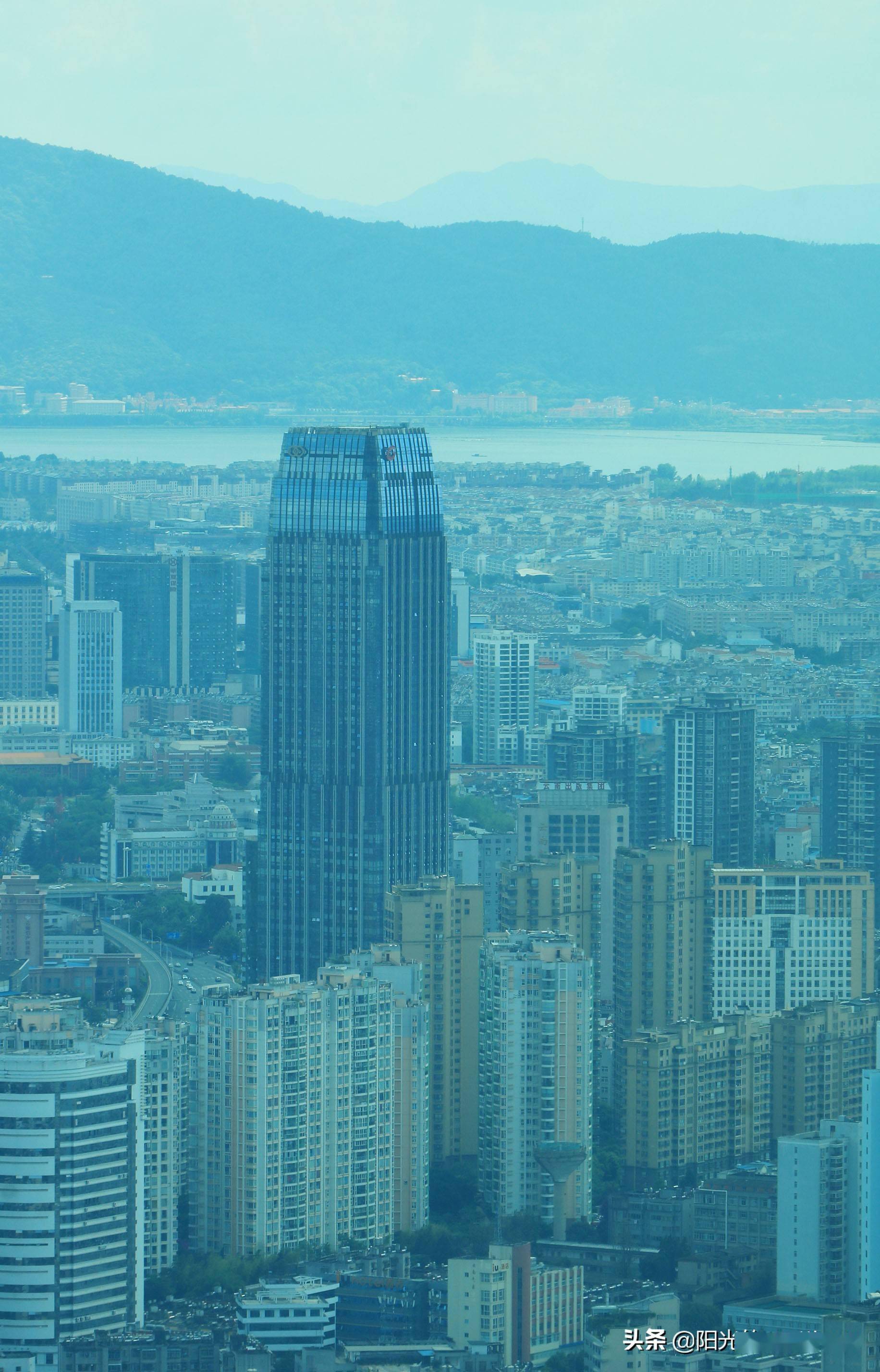 在昆明最高地标俯瞰城市风景,举目远眺城市风景美