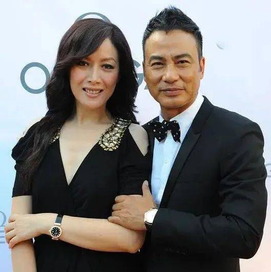 任达华眼光真不错,妻子琦琦身材高挑有肉,穿褶皱裙曲线也撩人_造型_时尚_裙装