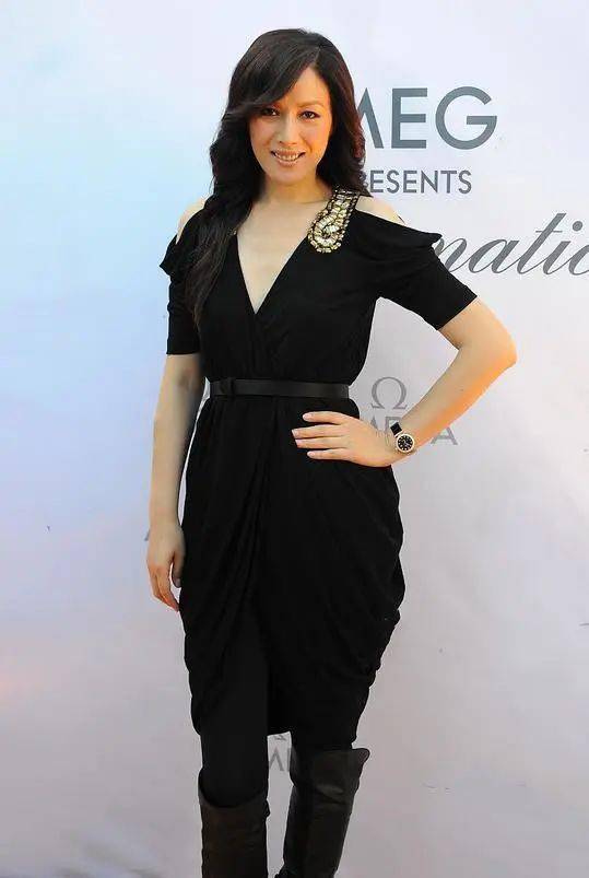 任达华眼光真不错妻子琦琦身材高挑有肉穿褶皱裙曲线也撩人