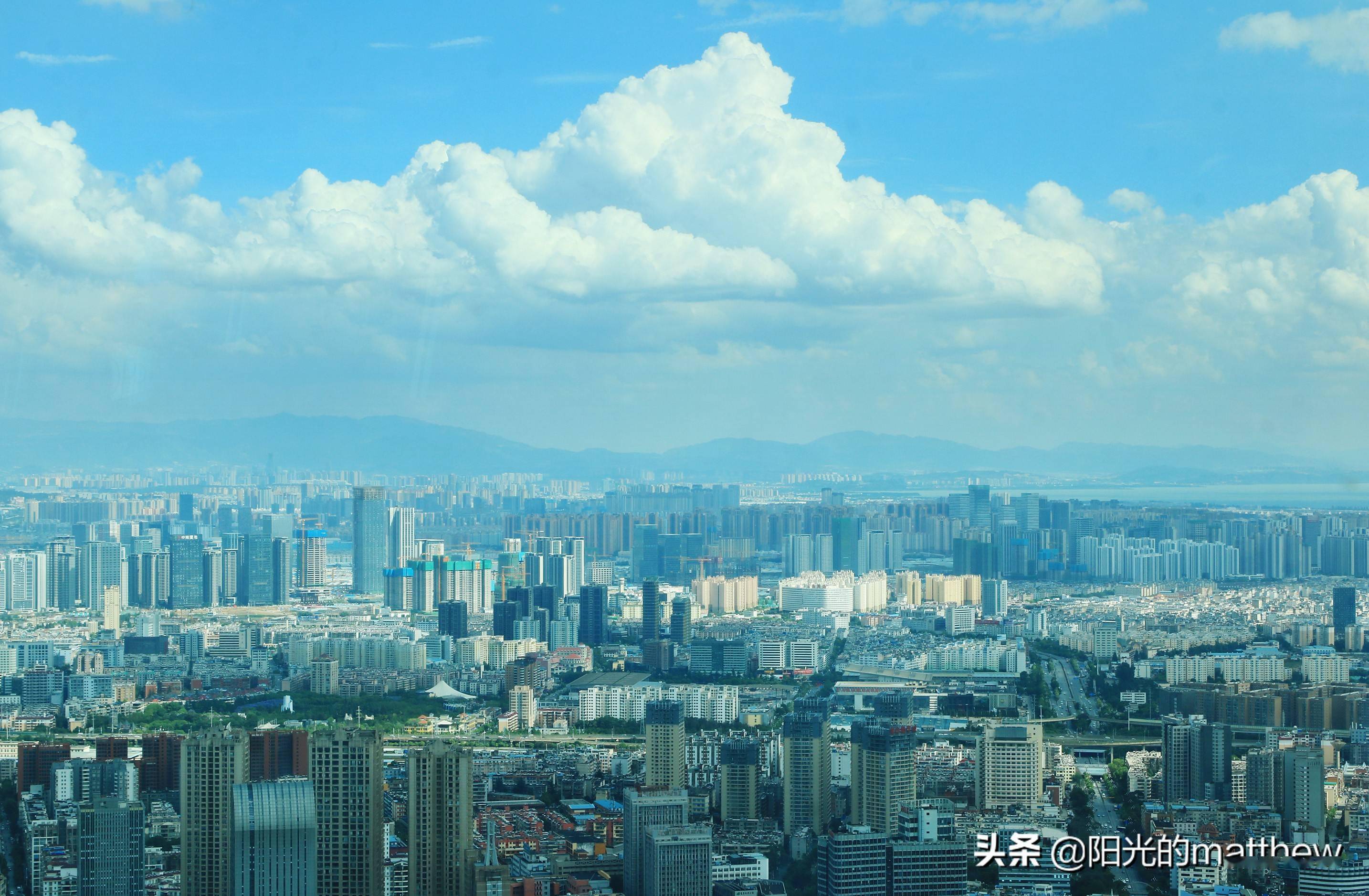 在昆明最高地标俯瞰城市风景,举目远眺城市风景美