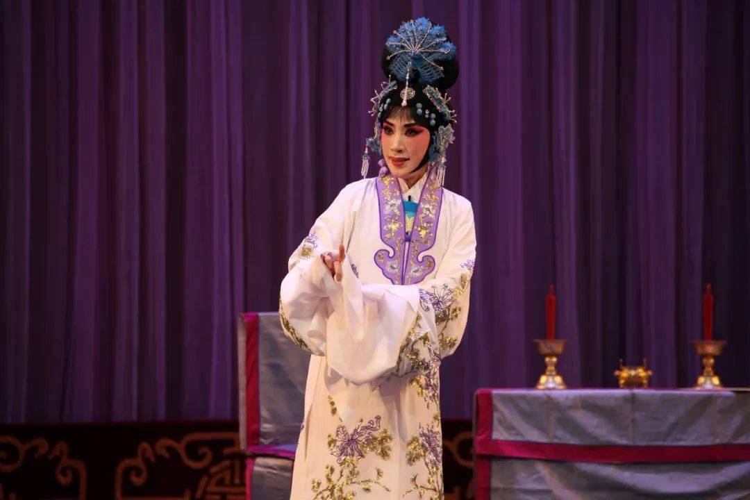 是京剧《望江亭》,剧中潭记儿由我院国家一级演员,张派青衣李晴饰演