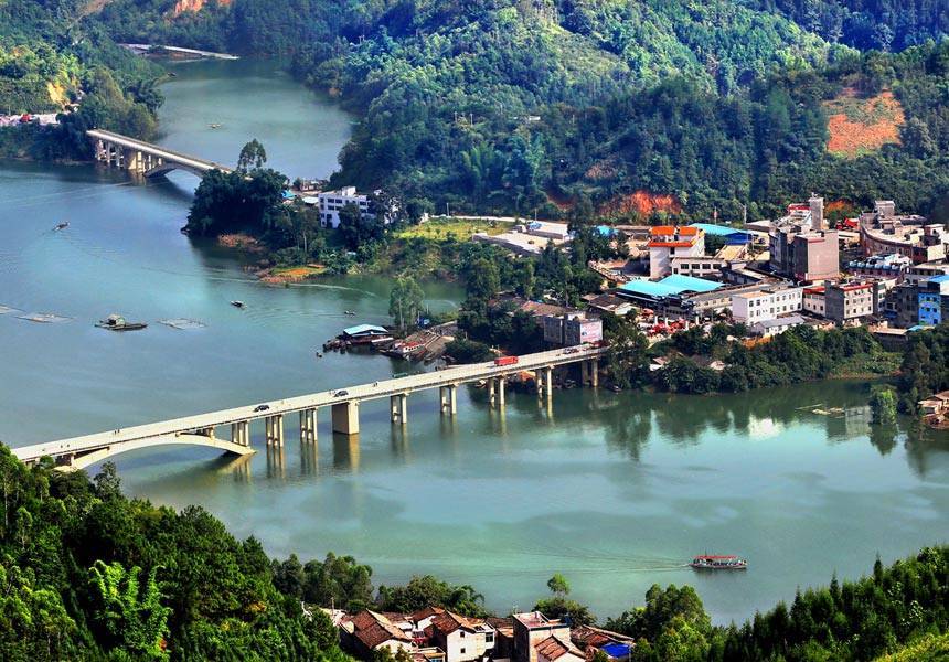 广西西林生态宜居乡村美产业兴旺村民富